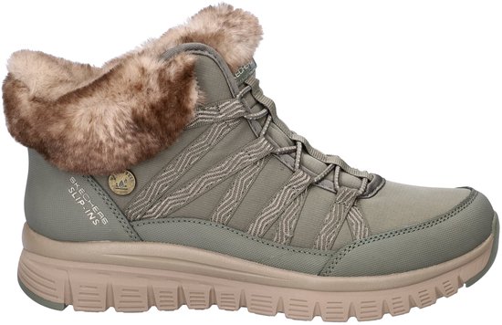 Zijzicht van een groene veterboot met bruine bontkraag, taupe zool en SKECHERS SLIP-INS logo.