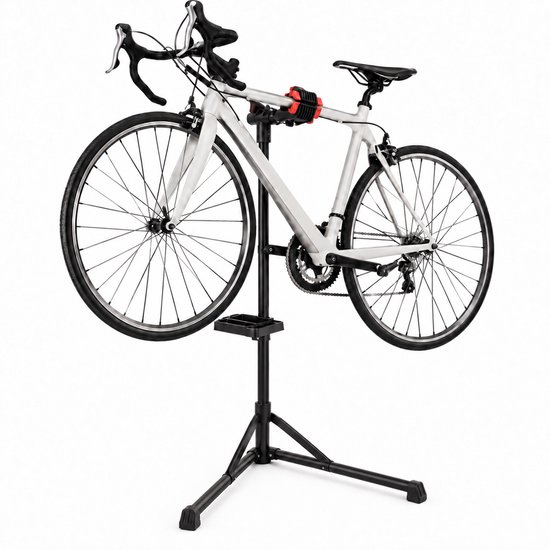 Witte racefiets op een zwarte fietsreparatiestandaard, geïsoleerd op witte achtergrond. Rode klem houdt het frame vast.