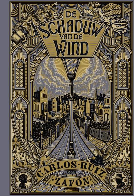 Boekomslag met de titel 'DE SCHADUW VAN DE WIND' en 'CARLOS RUIZ ZAFÓN'. Een straatbeeld met gebouwen en engelen aan weerszijden.