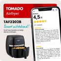 Zwarte Tomado airfryer met een mand vol friet. Het digitale display toont 200 graden.