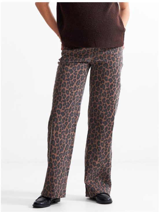 Zijaanzicht van een zwangerschapsbroek met luipaardprint en wijde pijpen, gedragen met een donkerbruine top.