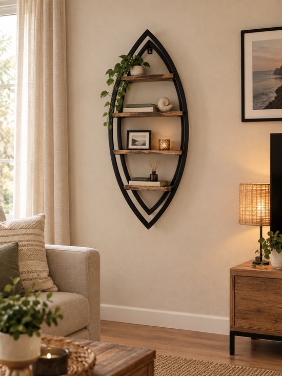 Druppelvormig wandrek van mangohout met zwart ijzeren frame, gedecoreerd met planten en decoratie.