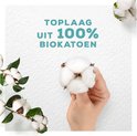 Hand toont een losse katoenbloem, de tekst 'Toplaag uit 100% biokatoen'.