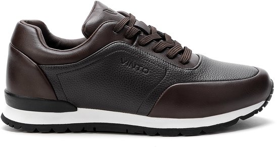 Bruine leren sneaker met contrasterende donkerdere panelen en een witte zool.