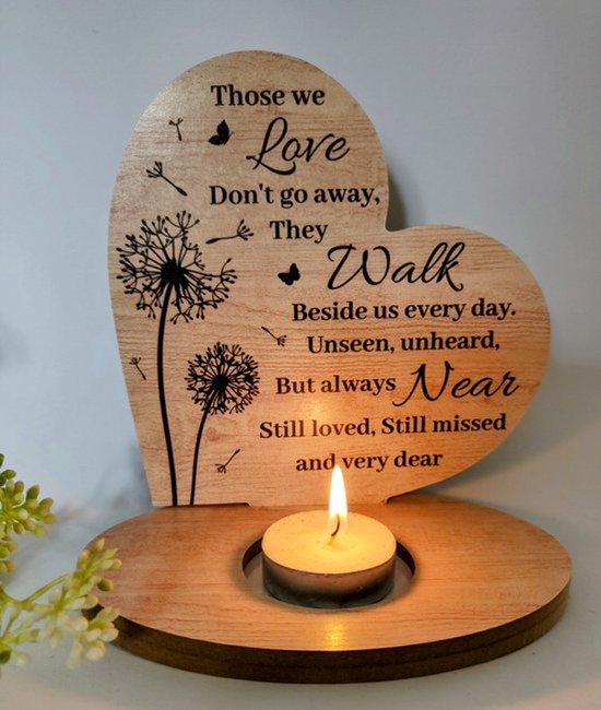 Hartvormige waxinelichthouder met berkenhout-effect en tekst: 'Those we Love Don't go away, They Walk Beside us every day. Unseen, unheard, But always Near. Still loved, Still missed and very dear'. Met afbeelding van paardenbloemen en vlinders.