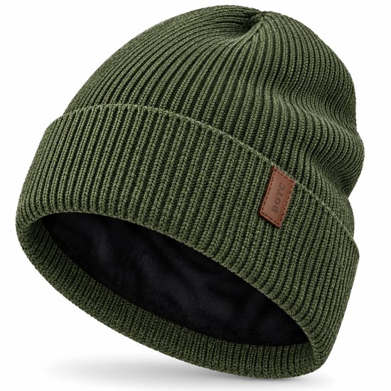 Groene gebreide muts met omslag en bruin leren label met BOTC-logo.