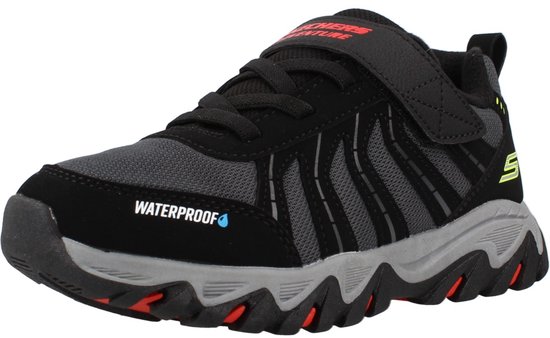 Zwarte lage sneaker met grijze en rode accenten, tekst "WATERPROOF" en klittenbandsluiting.