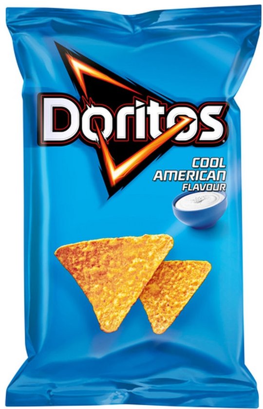 Blauwe zak Doritos Cool American tortillachips met afbeelding van twee driehoekige chips en een kommetje saus.