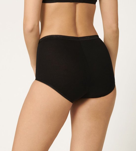 Achteraanzicht van een zwarte Sloggi maxi slip met hoge taille en kanten afwerking op de randen.