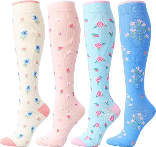 Vier kniehoge sokken met bloemenprints: crème met blauwe bloemen, lichtroze met kleine roze bloemen, lichtblauw met roze rozen en blauw met roze bloemen.