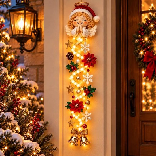 Verticale kerstdecoratie met engel in kerstmuts, verlichte led-slinger, sneeuwvlokken, kerststerren en gouden bellen.
