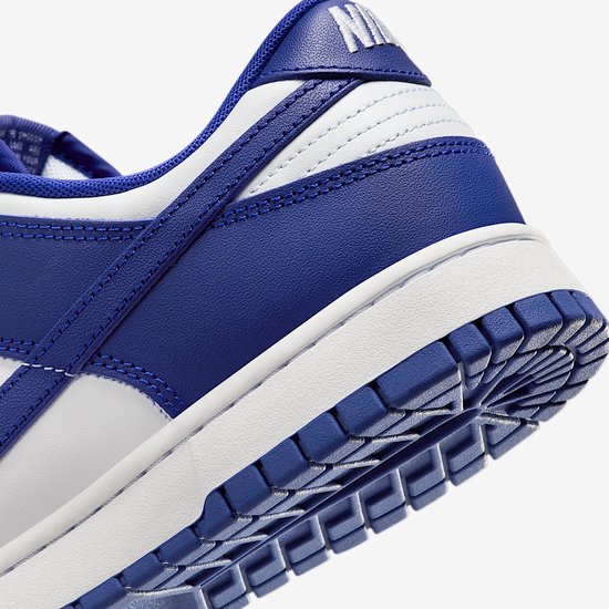 Close-up van de blauwe zool en witte Nike-details op de hiel.