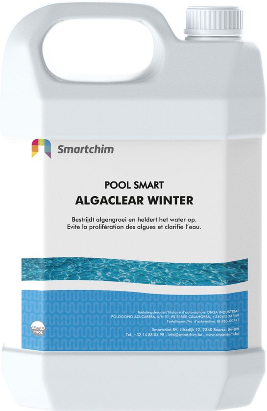 Witte jerrycan met Smartchim Algaclear Winter voor zwembaden, 5L verpakking met blauwe zwembadwaterafbeelding.