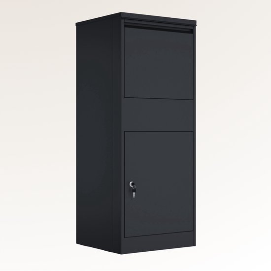 Hoge zwarte metalen pakketbrievenbus met een afsluitbaar pakketvak aan de bovenkant en een vak met sleutelslot onderaan.
