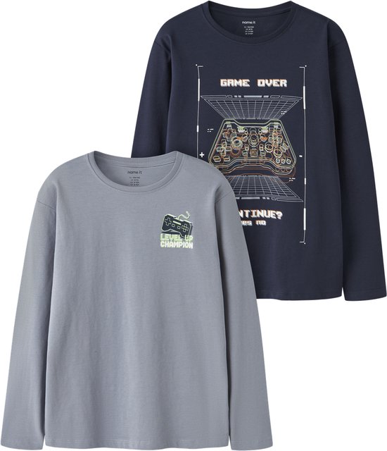 Set van twee longsleeves: één donkerblauw met game-print en één grijsblauw met kleine borstprint.