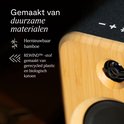 Detailopname van een luidspreker van bamboe en REWIND-stof van gerecycled plastic.