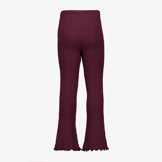Achterzijde van een bordeauxrode, geribbelde broek met uitlopende pijpen en golvende zomen.