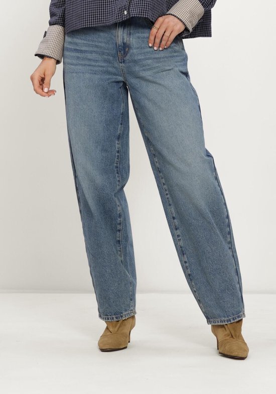 Circle of Trust Aria jeans in lichtblauw denim, model met wijde pijpen gecombineerd met beige enkellaarsjes.