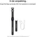 Inhoud verpakking: Fitbit Edge in zwart, extra horlogebandje en witte USB-C snellaaddock.