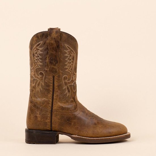 Bruine Old West cowboylaars met verweerde look, gedetailleerd stikwerk op de schacht en een blokhak.