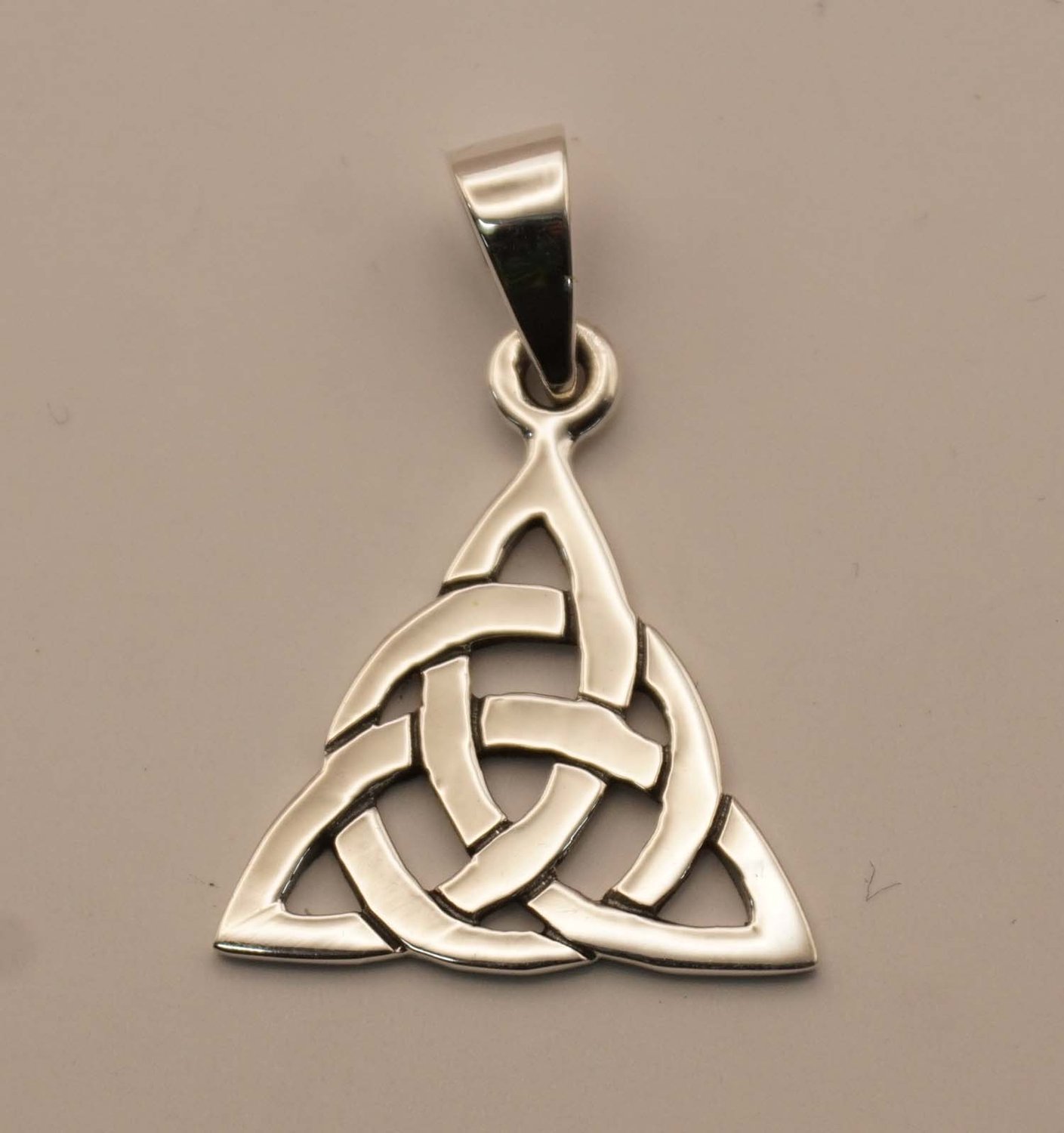 Zilveren hanger triskel - sterling zilveren hanger triskelion - keltische knoop voor aan ketting - silver celtic knot pendant for collier - sierlijke knoop als halshanger