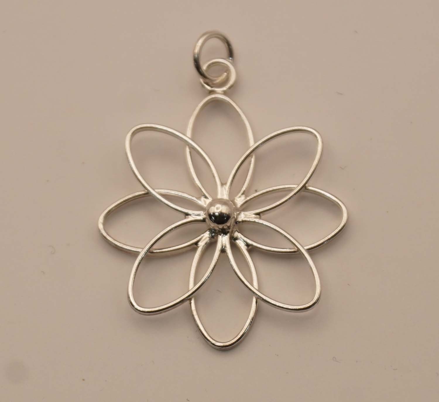 Zilveren hanger opengewerkt bloem - sterling zilveren hanger sierlijke bloem - bloem voor aan ketting - flower pendant gemaakt van 925 zilver voor aan collier - sierlijke bloem als hals hanger