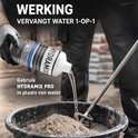 Hydramix Pro vloeistof wordt in een emmer met cement gegoten als 1-op-1 vervanger voor water.