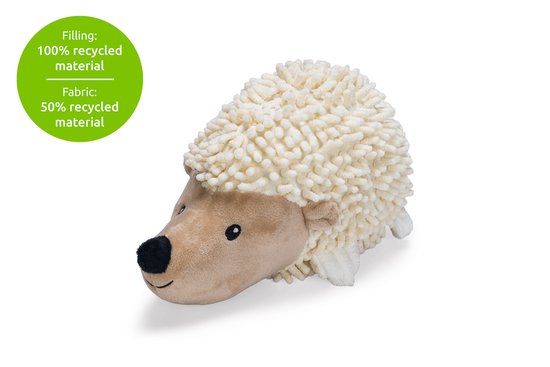 Pluche egeltje met beige snuit en crèmekleurige noppenrug. Groen label: vulling 100% en stof 50% gerecycled materiaal.