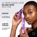 Model toont L'Oréal Revitalift serum en vloeibare crème voor een dagelijkse glass skin routine.