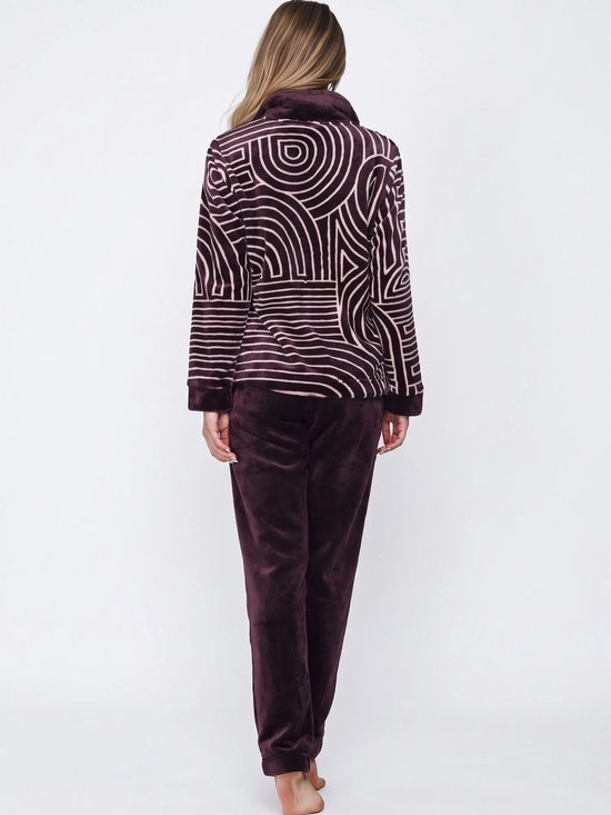Paars fleece huispak met geometrisch lijnmotief, opstaande kraag en lange broek.
