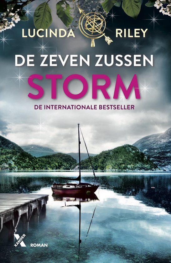 Boekomslag van De zeven zussen: Storm door Lucinda Riley met een zeilboot op een meer tegen een dramatische lucht.