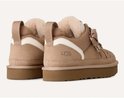 Aanzicht van de achterkant van twee lichtbruine UGG Lowmel sneakers met zichtbaar UGG-logo en witte accenten.