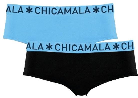 Twee Chicamala meisjesonderbroeken: één in lichtblauw en één in zwart, beide met een elastische tailleband met tekst.