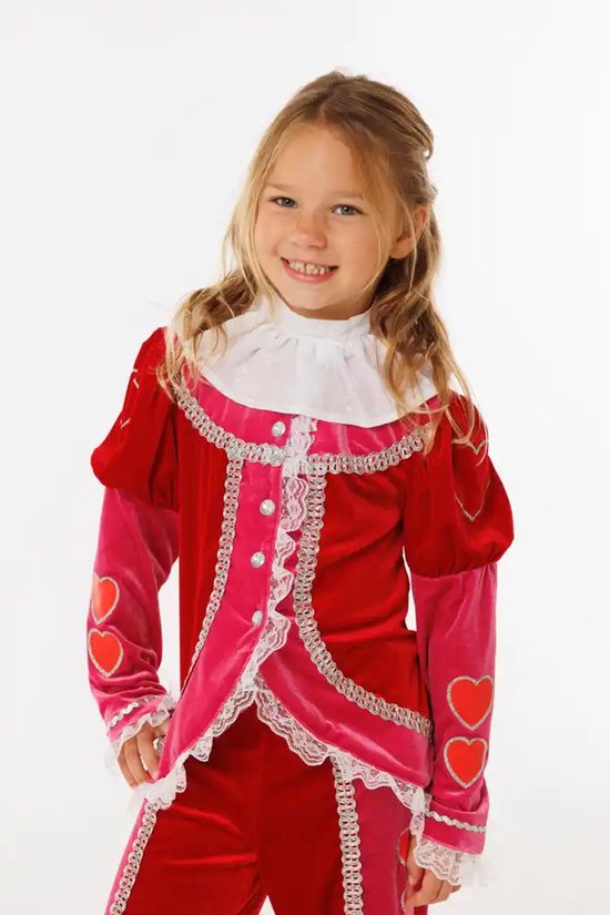 Kind in rood-roze fluwelen pietenkostuum met kanten kraag, hartjesdetails en zilverkleurige randen.