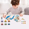 Kind speelt met houten autotransporter, 6 dierenauto's en educatieve kaarten.