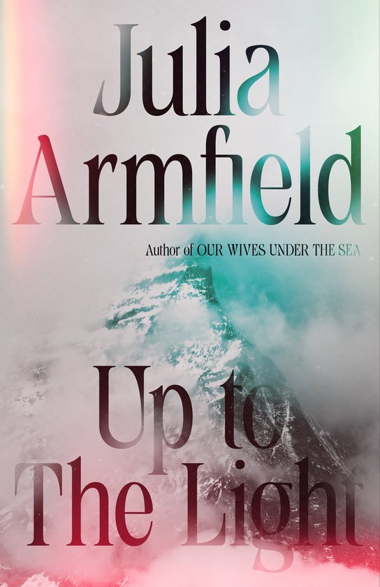 Boekomslag: Julia Armfield, Auteur van OUR WIVES UNDER THE SEA, met titel Up to the Light voor een besneeuwde bergtop.