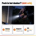 AutoXtreme starthulp met ingebouwde zaklamp voor pech onderweg, toont SOS en knipperlicht modi.
