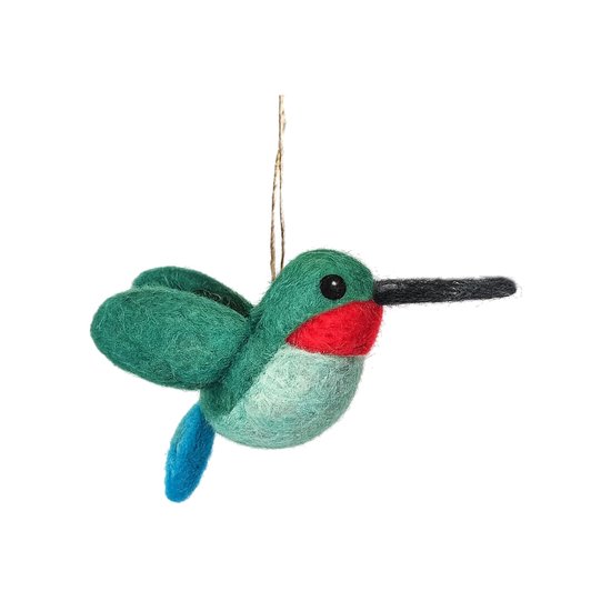 Handgemaakte viltkolibrie met groene vleugels, rode borst en blauwe staart, hangend aan een touwtje.