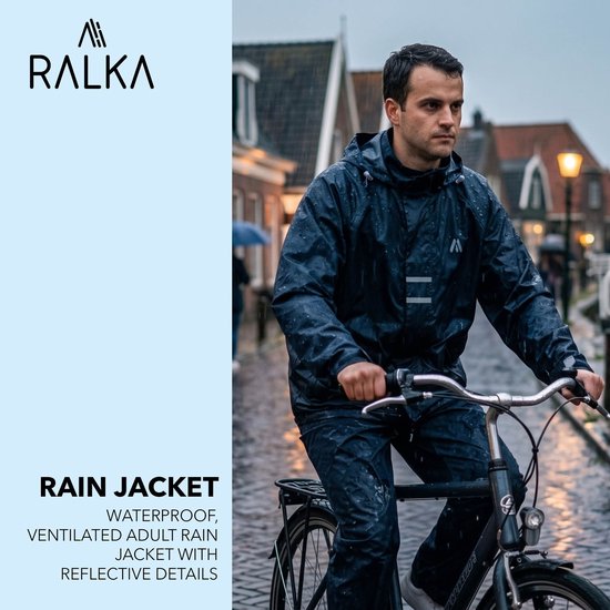 Man op een fiets in de regen, draagt een donkerblauwe waterdichte Ralka regenjas met reflecterende elementen.
