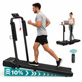 Man hardlopend op een 10% hellende TibaGoods loopband, met een tweede persoon die staand achter een laptop werkt.