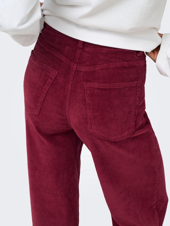 Achterkant van een bordeauxrode corduroy broek met wijde pijpen en twee opgestikte achterzakken.