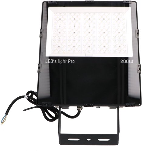 Zwarte LED's Light Pro 200W schijnwerper met montagebeugel en stroomkabel.