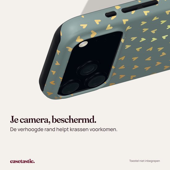 Detail van de verhoogde rand rond de camera op een saliegroen telefoonhoesje met gouden hartjespatroon.