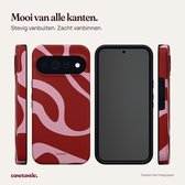 Rood en roze golvend patroon op een telefoonhoesje vanuit verschillende hoeken. Tekst: Mooi van alle kanten.