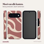 Verschillende aanzichten van een telefoonhoesje met terracotta golven: voor-, achter- en zijaanzicht.