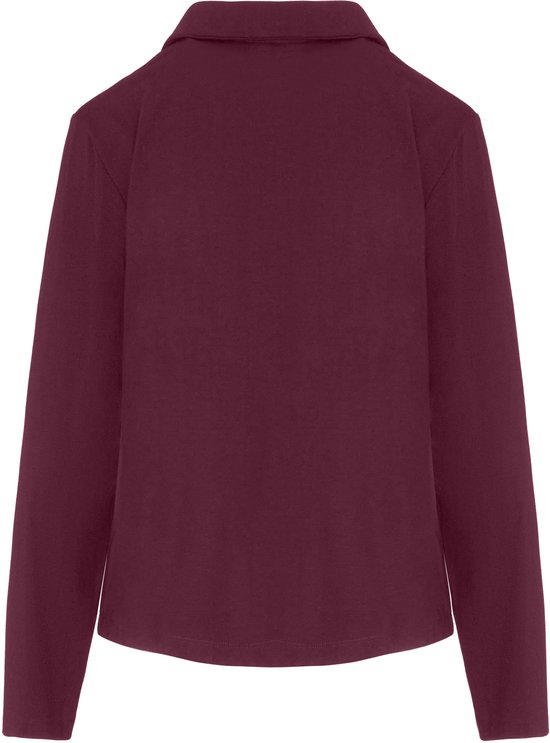 Achterzijde van een bordeauxrood pyjamashirt met lange mouwen en een reverskraag.