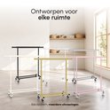 Vijf kledingrekken in verschillende kleuren: zwart, gebroken wit, goud, zilver en roze. Tekst: 'Ontworpen voor elke ruimte'.