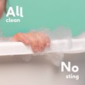 Een kinderhandje met zeepsop in bad, met de tekst All clean, No sting.