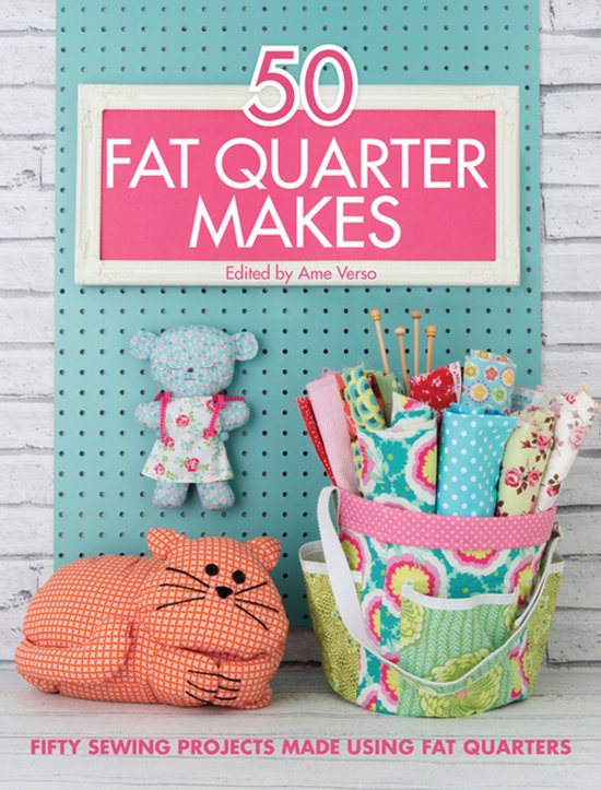 Boek 50 Fat Quarter Makes met op de cover een turquoise pegboard, stoffen beer, oranje kat en mand vol stoffen.