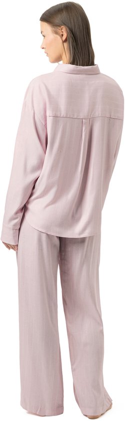Achteraanzicht van model in roze gestreepte pyjamaset met een overhemd met rugplooi en bijpassende broek.